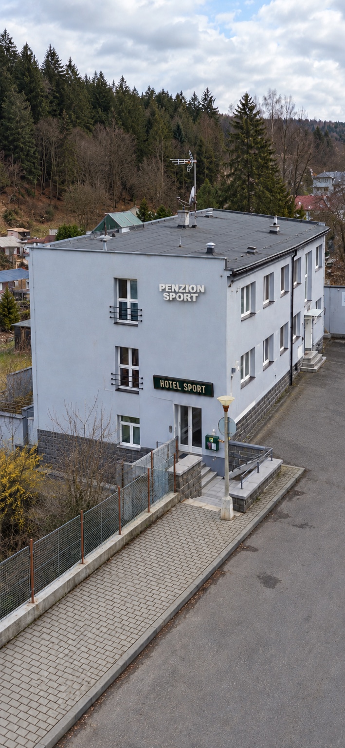 Vstup a uliční strana Penzionu Sport