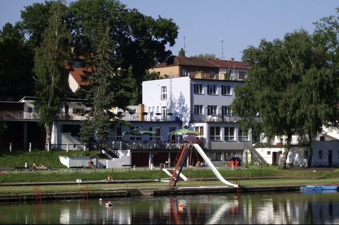 Penzion Sport a plovárna na břehu Otavy v Písku