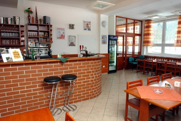 Restaurace Penzionu Sport s cihlovým barem